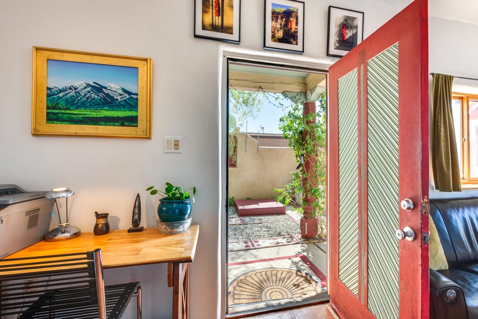 El Prado Couple's Escape w/ Hot Tub! Apartment in New Mexico