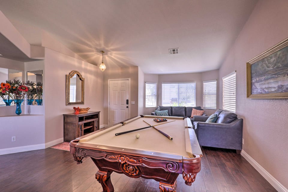Incredible Strip View, Peaceful Poolside Escape House in Henderson