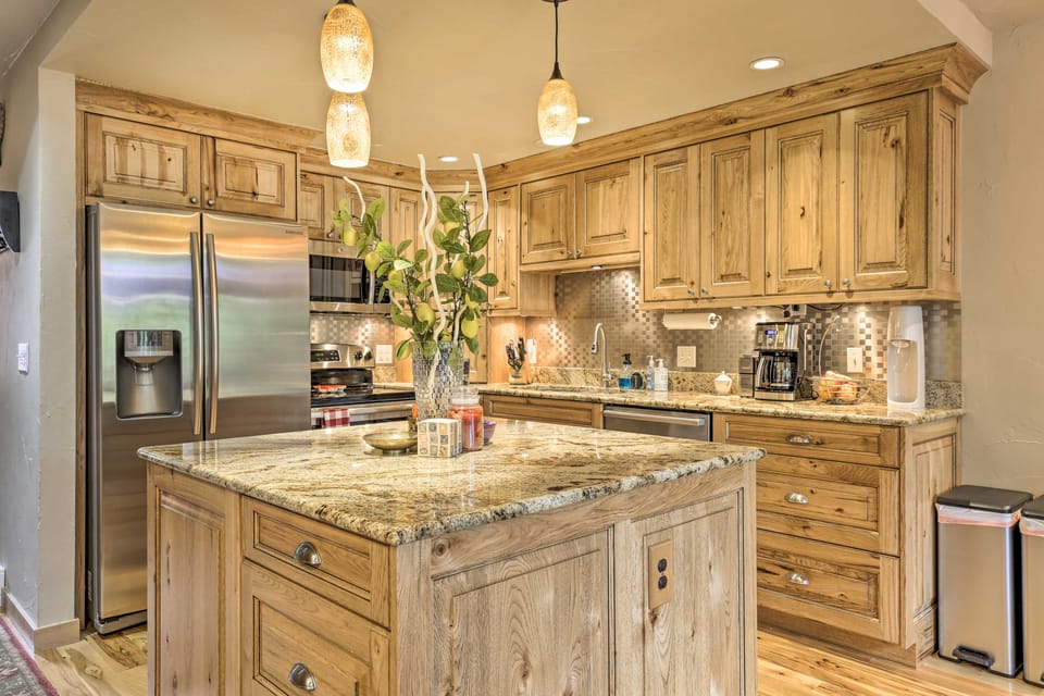 7 Mi to Ski: Waterfront Townhome in Frisco! Apartment in Frisco