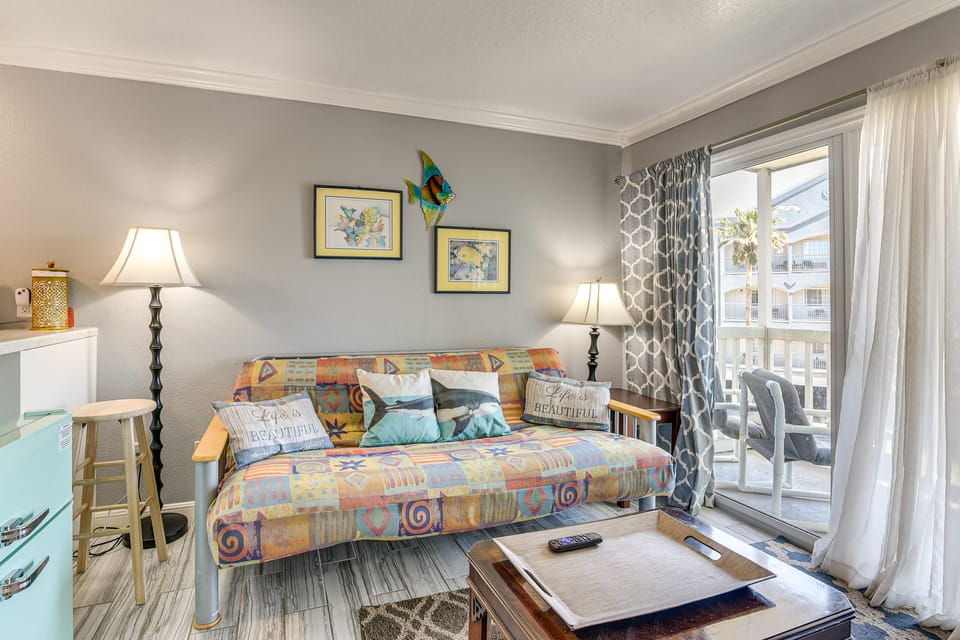 Walk to Pier & Beach: Galveston Condo w/ Balcony! Apartment in Galveston Island