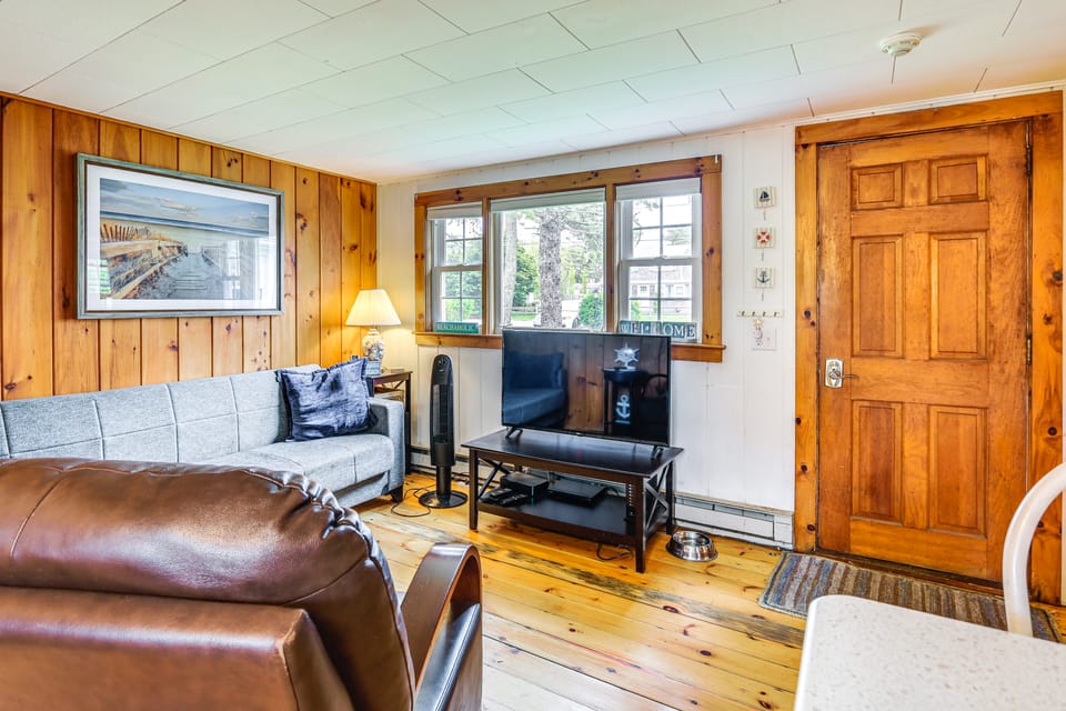 Walk to Shops, Food & Shore: Quaint Cape Cod Gem Apartment in Dennis Port