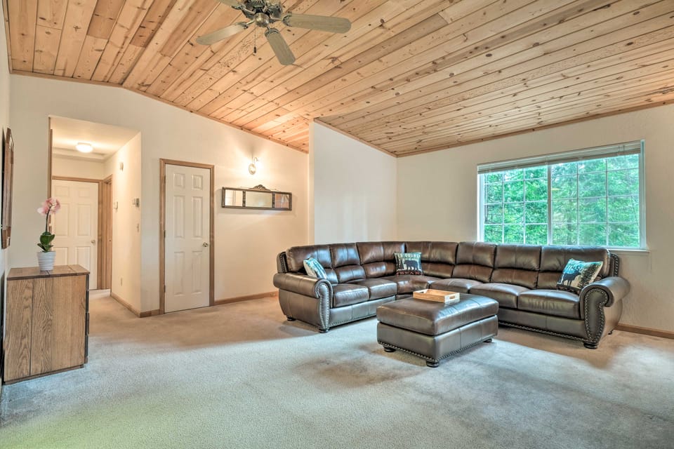 4 Mi to Big Tree State Park: Serene Cabin w/ Deck House in Dorrington