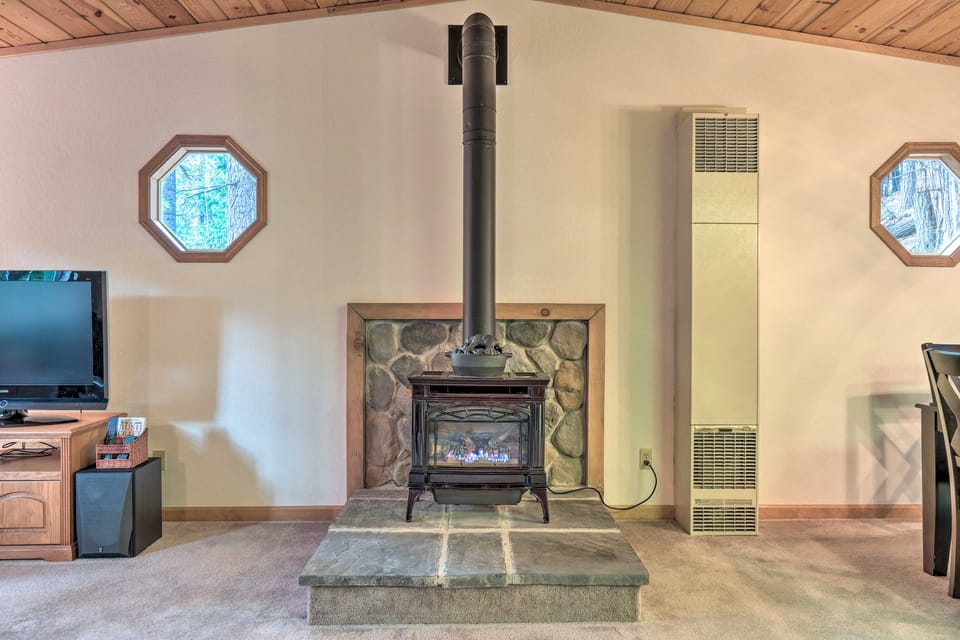 4 Mi to Big Tree State Park: Serene Cabin w/ Deck House in Dorrington