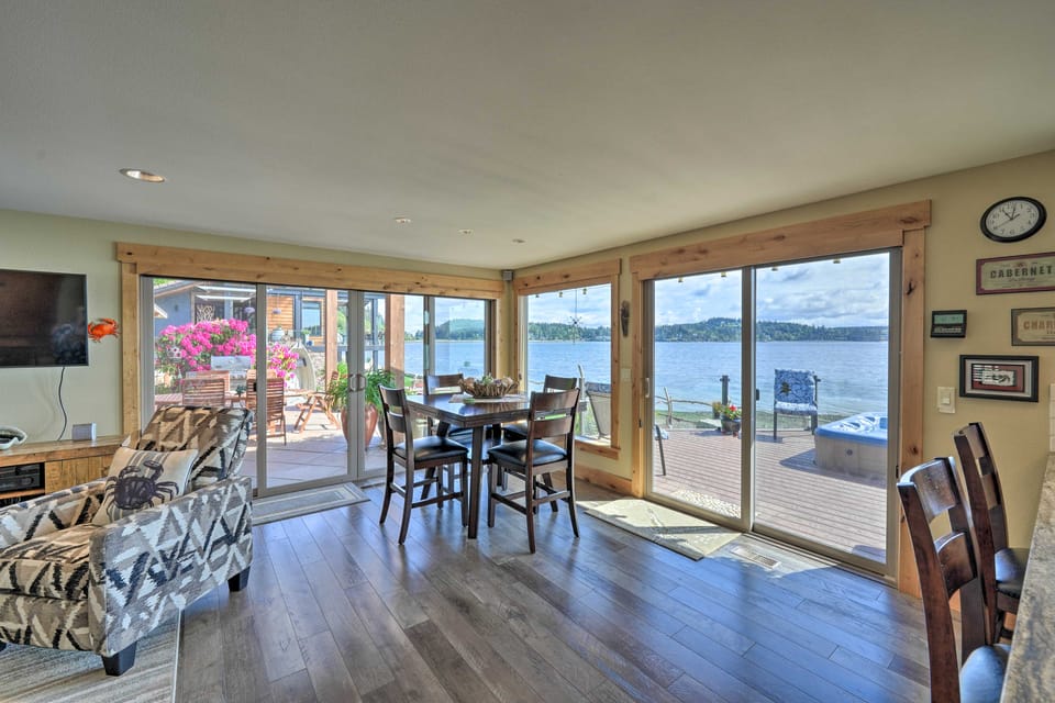 Similk Bay Retreat with Deck, Fire Pit + Hot Tub! House in Puget Sound