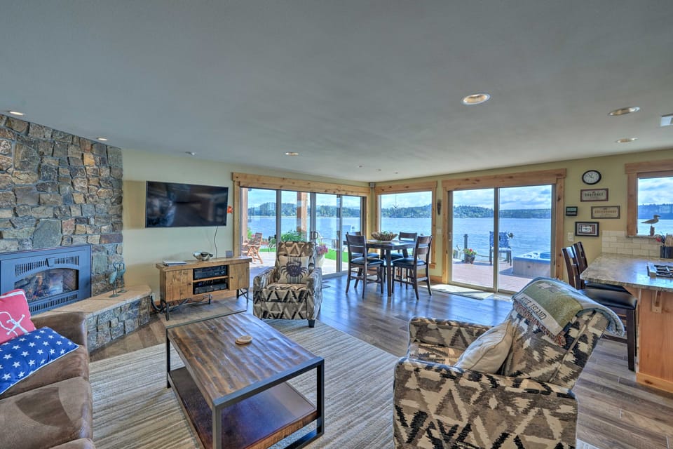Similk Bay Retreat with Deck, Fire Pit + Hot Tub! House in Puget Sound