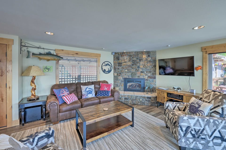 Similk Bay Retreat with Deck, Fire Pit + Hot Tub! House in Puget Sound