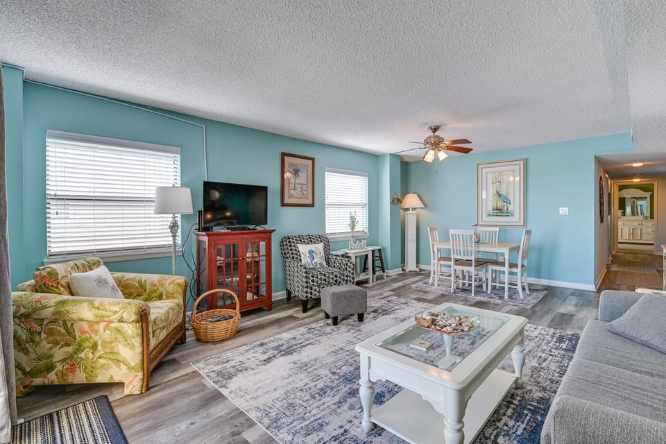 Beach Getaway w/ Pool Access + Patio w/ Ocean View Apartment in Garden City