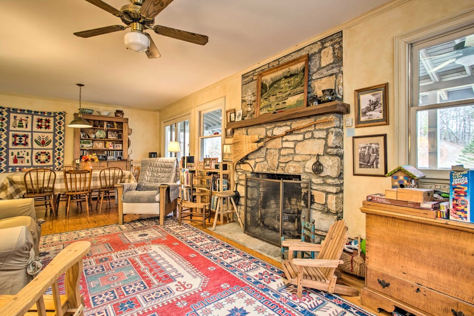 Blue Ridge Mountain Escape ~ 8 Mi to Chimney Rock House in Buncombe County