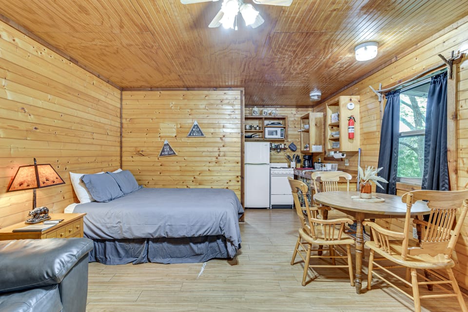 'Cedar Falls Cabin 5': 1/2 Mile to Turner Falls House in Davis