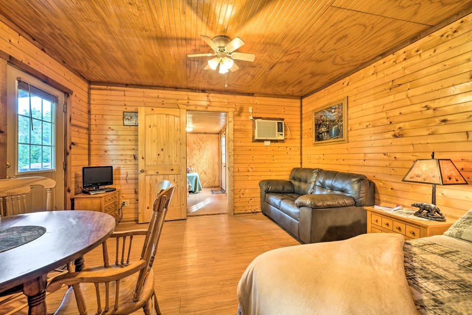 'Cedar Falls Cabin 5': 1/2 Mile to Turner Falls House in Davis