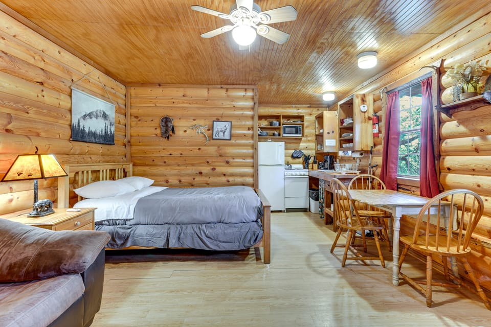 Cedar Falls Cabin: Nestled by Honey Creek House in Davis