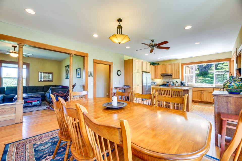 'StoryBook Glade’ Historical Homestead w/ Views! House in Washington