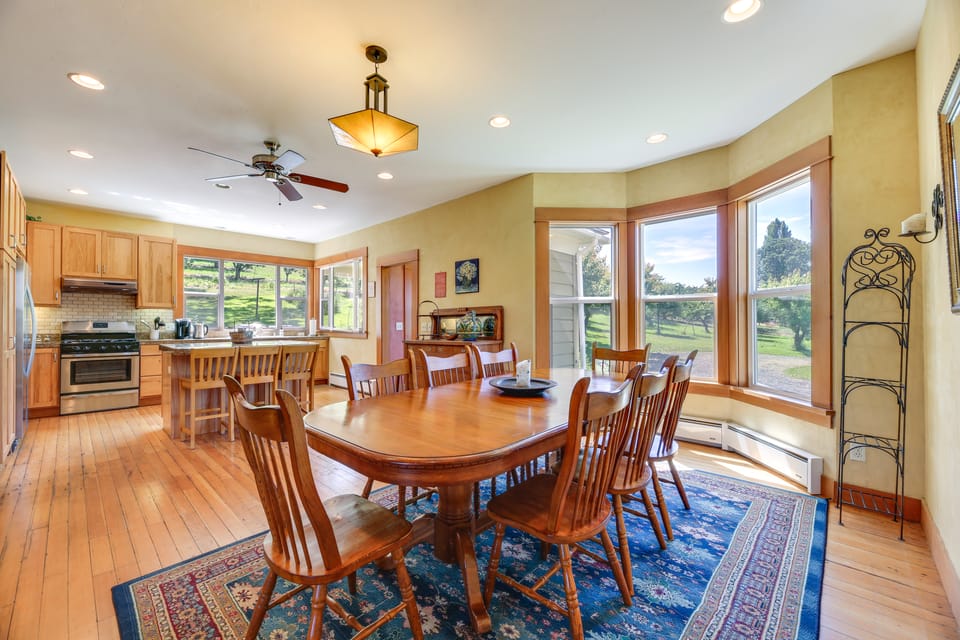 'StoryBook Glade’ Historical Homestead w/ Views! House in Washington