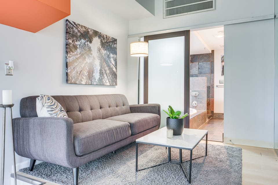 Dtwn Cleveland Loft-Style Condo: Walk to Stadiums! Apartment in Ohio City