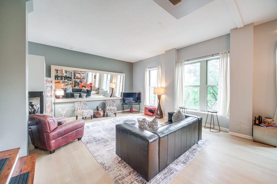 Dtwn Cleveland Loft-Style Condo: Walk to Stadiums! Apartment in Ohio City