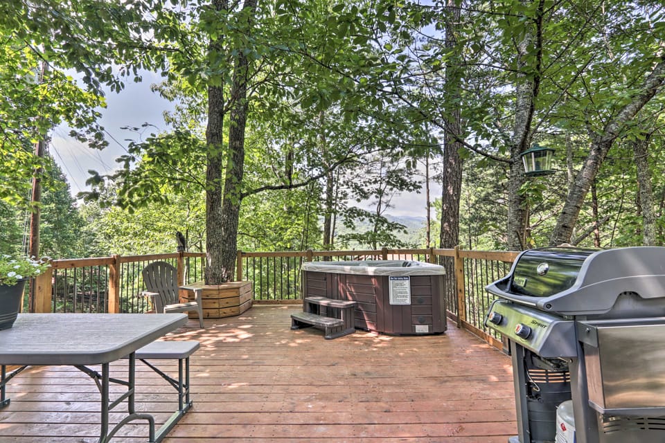 Mtn-View Cabin w/ Hot Tub in Sevierville! House in Gatlinburg