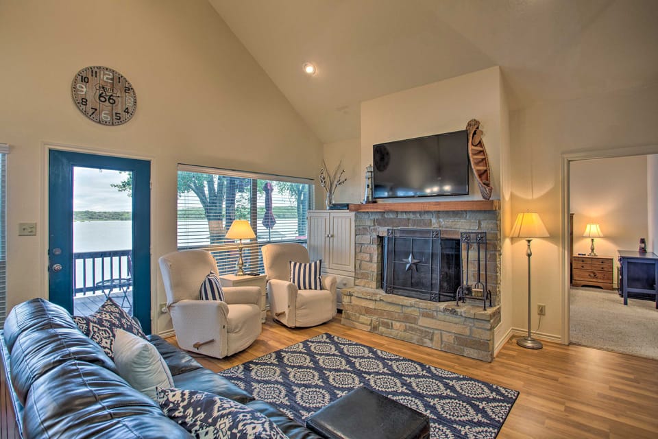 Private Dock & Fire Pit: Cedar Creek Lake Home House in Cedar Creek Reservoir