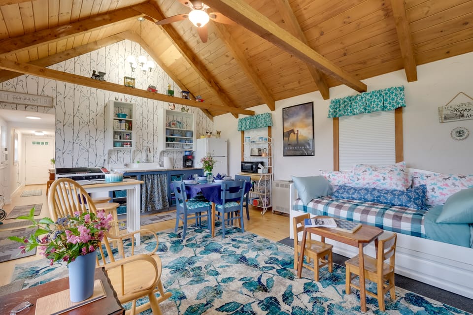 Historic Cottage on Horse Farm: FirePit & BBQ Cottage in Maine