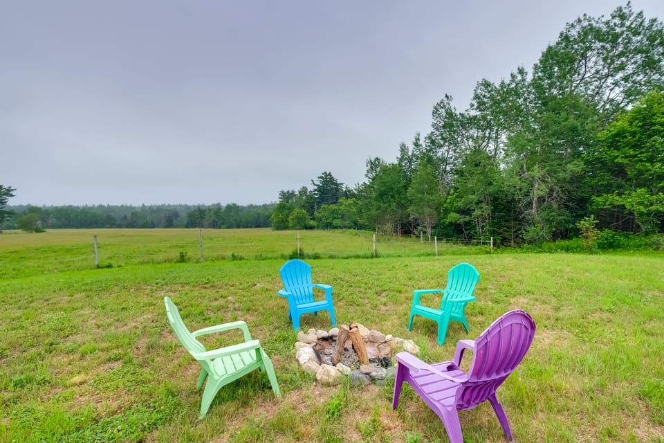 Historic Cottage on Horse Farm: FirePit & BBQ Cottage in Maine