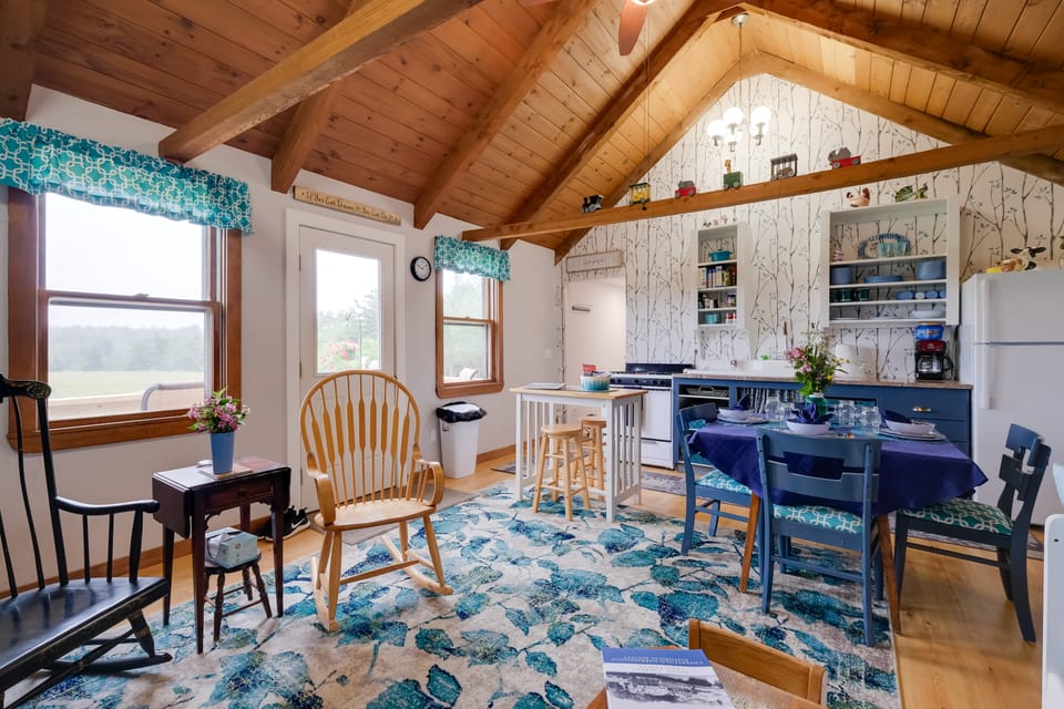 Historic Cottage on Horse Farm: FirePit & BBQ Cottage in Maine