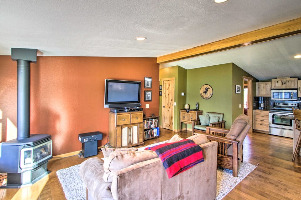 Lakefront Eatonville Cabin w/ Dock & Mtn Views! House in Washington