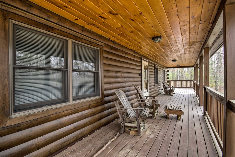 Cozy Winter Retreat: Great Location & Pet Friendly House in Shenandoah Valley