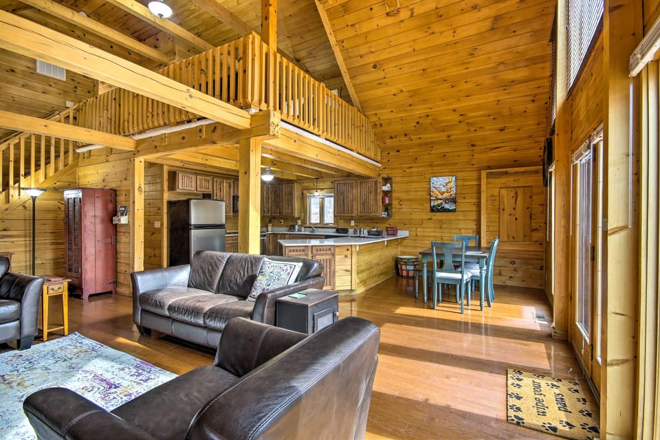Cozy Winter Retreat: Great Location & Pet Friendly House in Shenandoah Valley