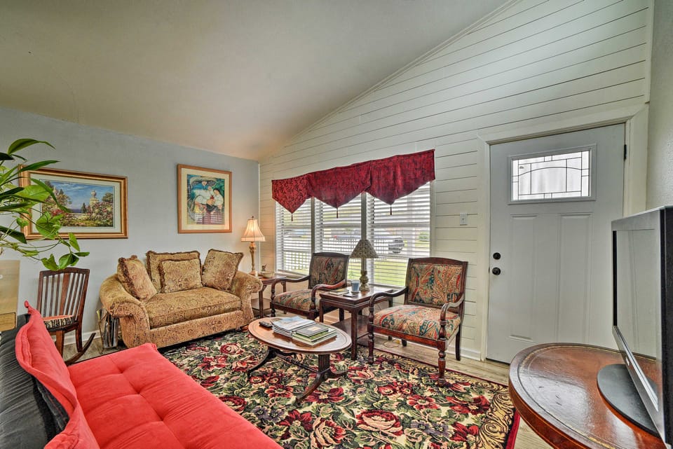 Coastal Escape w/ Yard, Walk 1 Mile to Texas A & M House in Nueces County