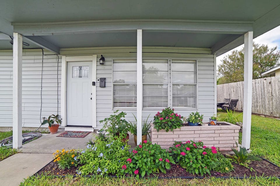 Coastal Escape w/ Yard, Walk 1 Mile to Texas A & M House in Nueces County