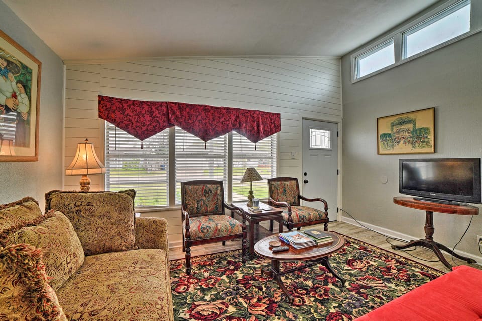 Coastal Escape w/ Yard, Walk 1 Mile to Texas A & M House in Nueces County
