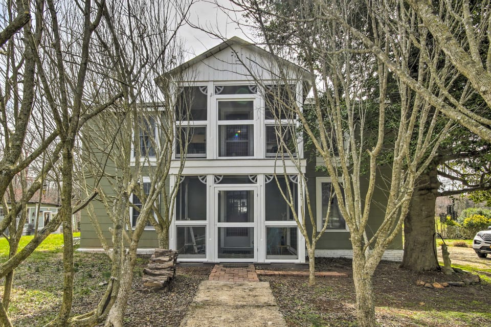Historic Farmhouse w/ Chef's Kitchen Near Wineries House in Shenandoah Valley