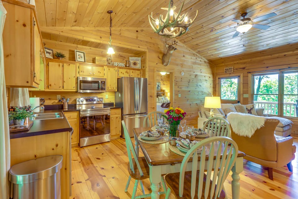2 Queen Suites, Trail Access, Mtn View, Fire Table House in Georgia