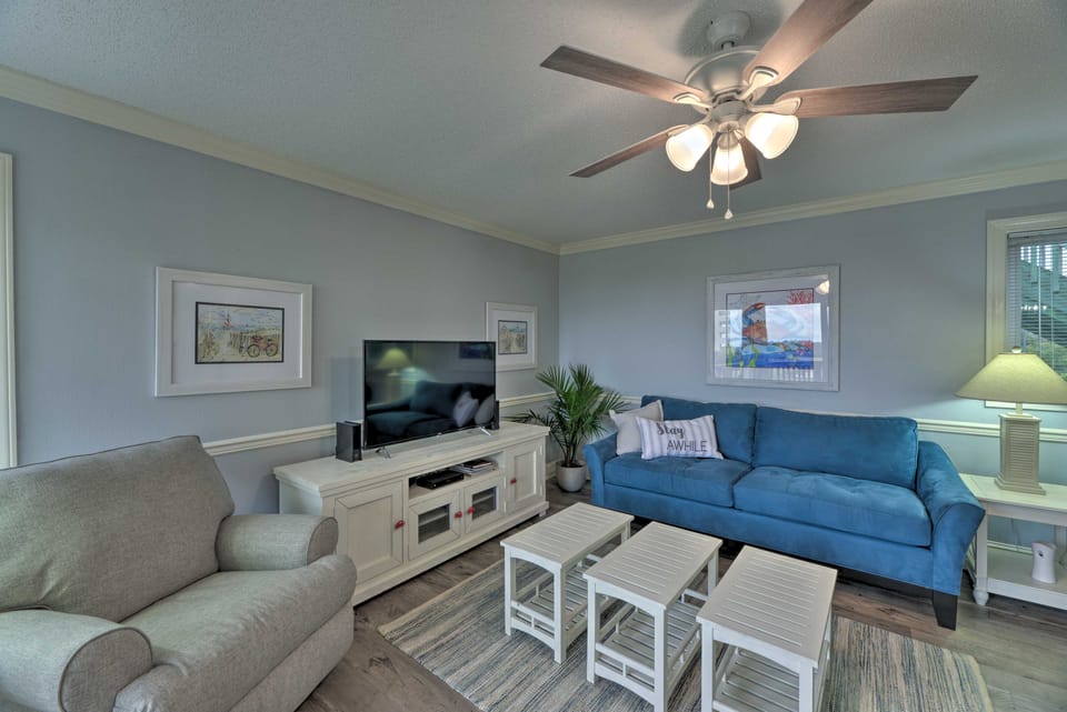 Bright Emerald Isle Condo w/ Private Beach Access! Apartment in Emerald Isle