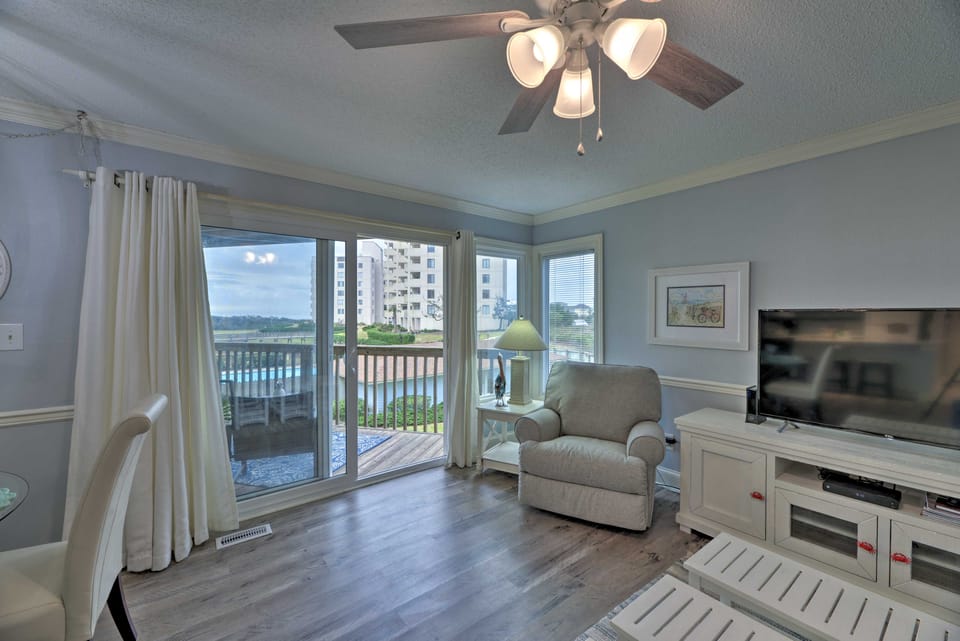 Bright Emerald Isle Condo w/ Private Beach Access! Apartment in Emerald Isle