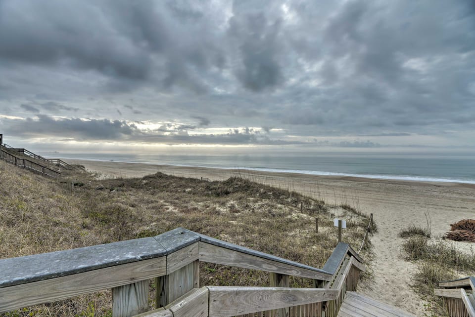 Bright Emerald Isle Condo w/ Private Beach Access! Apartment in Emerald Isle