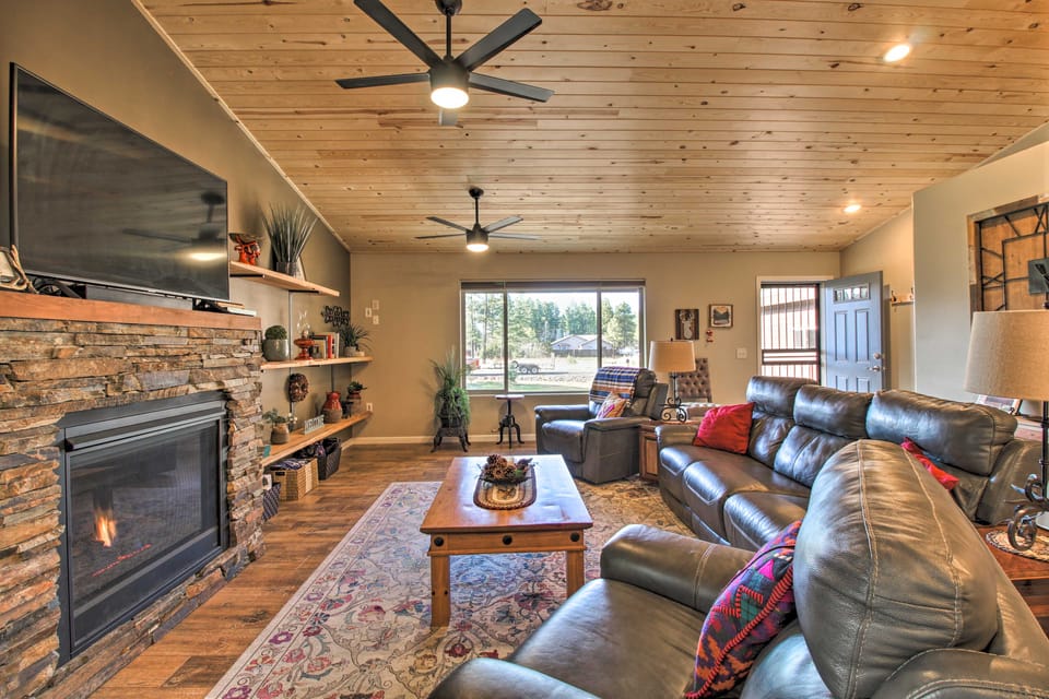 1 Mi to Rainbow Lake: Newly Built & Woodsy Retreat House in Pinetop-Lakeside