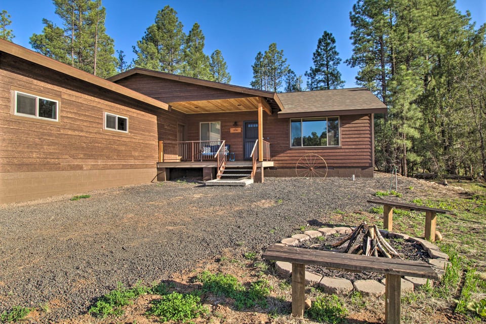 1 Mi to Rainbow Lake: Newly Built & Woodsy Retreat House in Pinetop-Lakeside