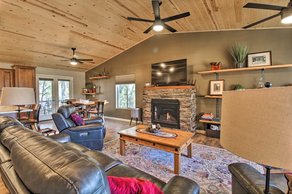 1 Mi to Rainbow Lake: Newly Built & Woodsy Retreat House in Pinetop-Lakeside