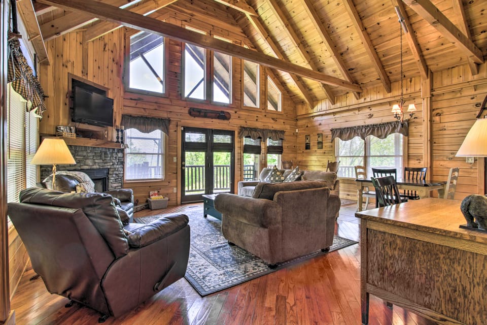 Idyllic Sevierville Cabin: Deck + Smoky Mtn View! House in Sevier County