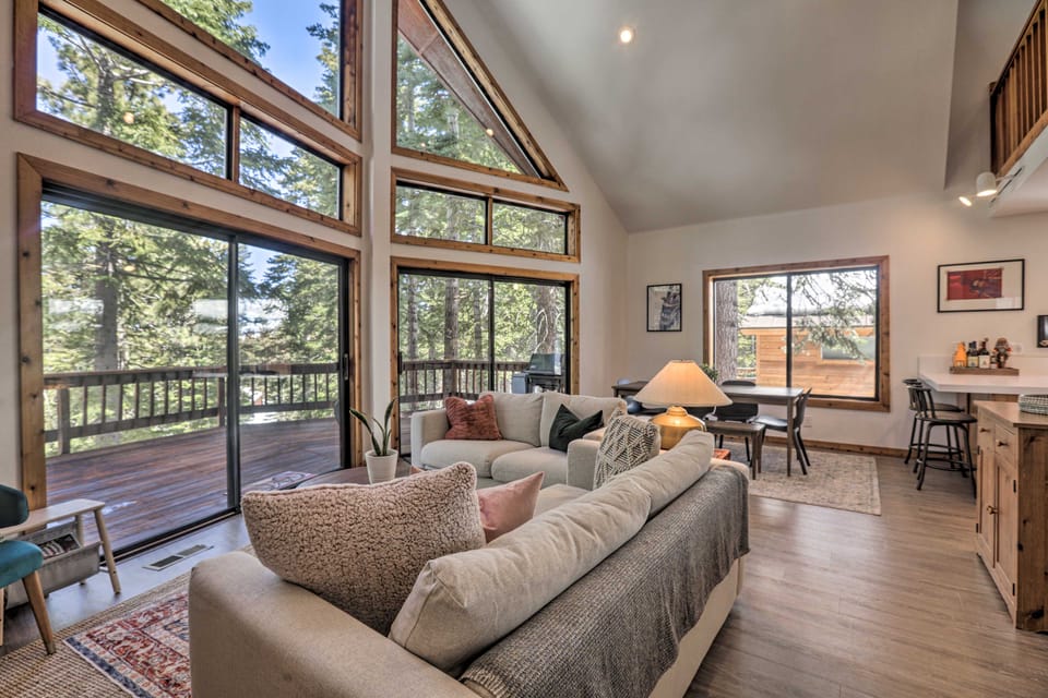 Tahoe Donner Retreat w/ Decks & Lake Access! House in Truckee