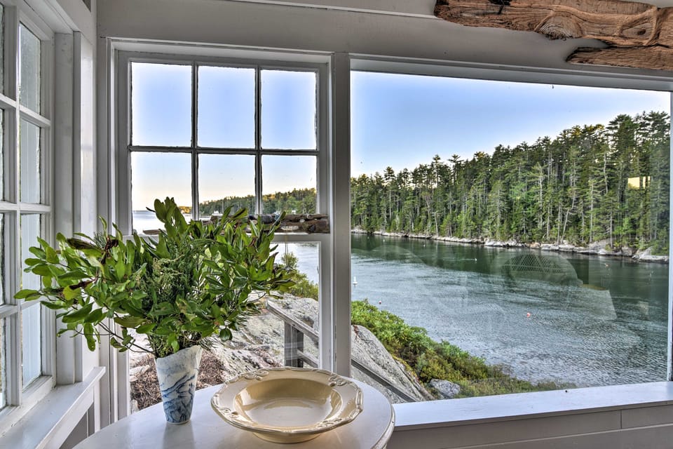 Oceanfront Cottage w/ Deck 2 Mi to Boothbay Harbor House in Southport