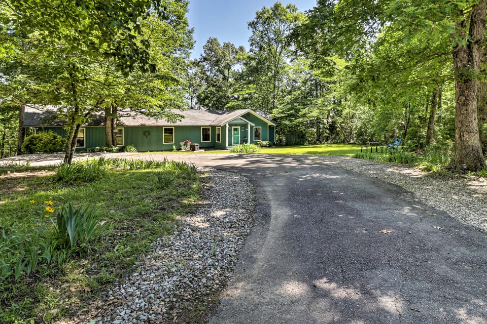 13 Mi to Hot Springs: Serene Royal Home w/ Deck! House in Garland County