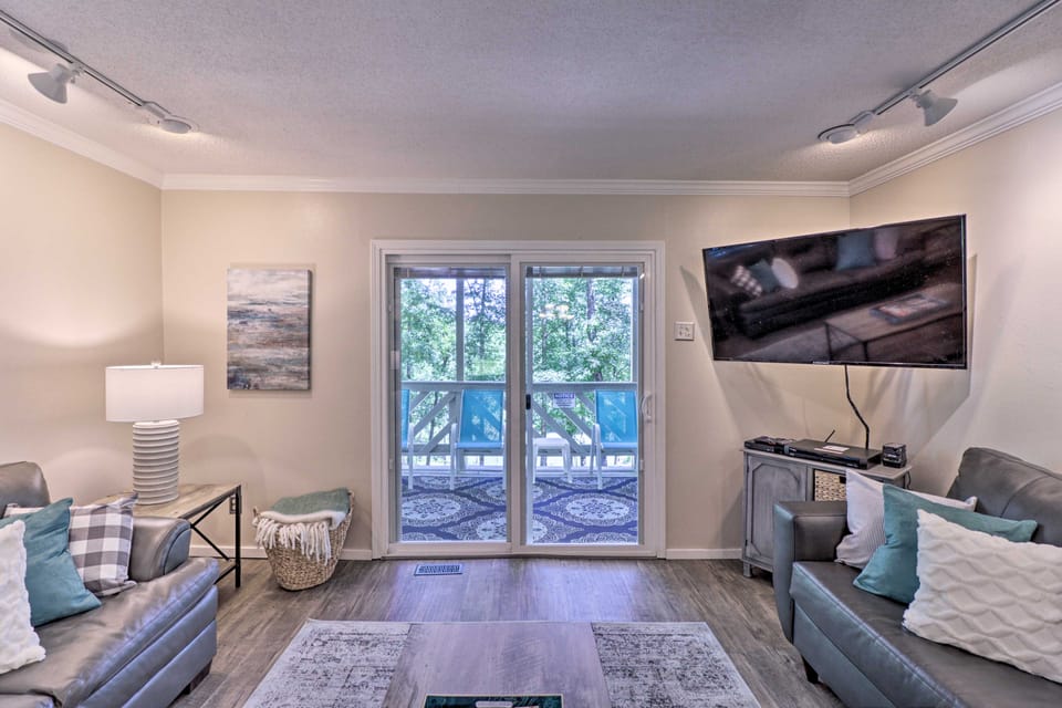 13 Mi to Hot Springs: Serene Royal Home w/ Deck! House in Garland County