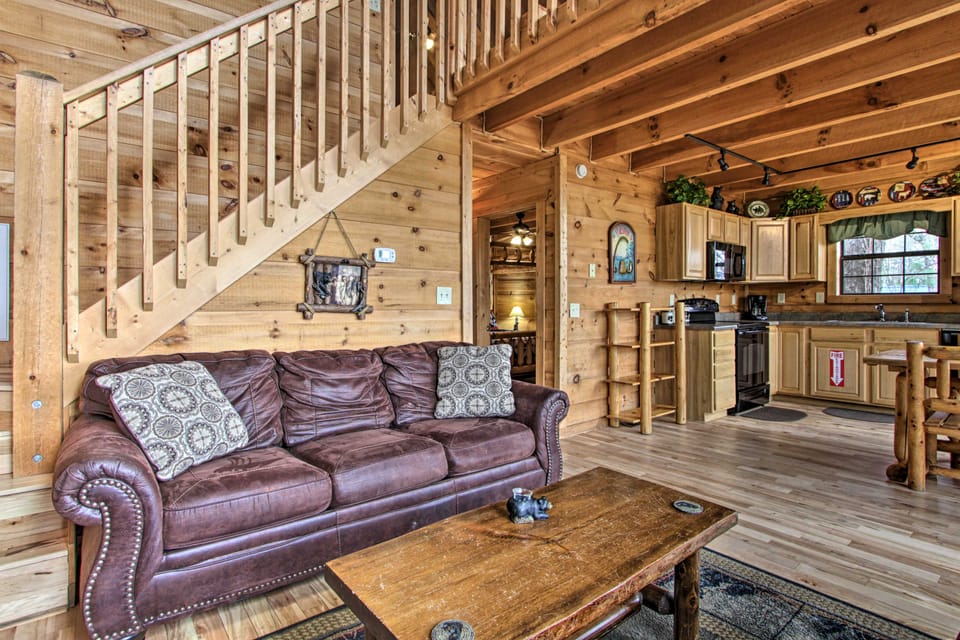 Hot Tub, Pool Table & Deck! Sevierville Sanctuary House in Gatlinburg