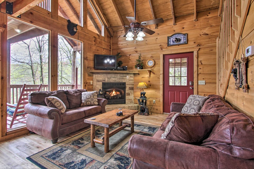 Hot Tub, Pool Table & Deck! Sevierville Sanctuary House in Gatlinburg