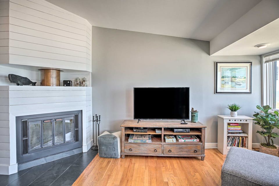 Lakefront Family Retreat w/ Grill: Steps to Beach! Apartment in Gary