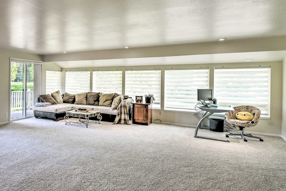 Spacious Family Home on Golf Course: Hike & Bike! House in Bremerton