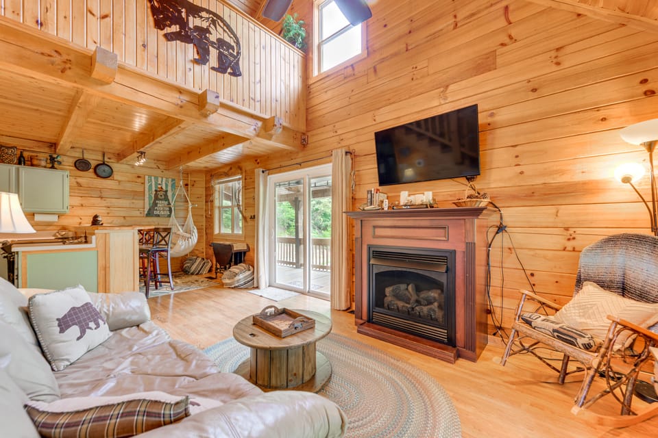Smoky Mountain Log Cabin Close to Rafting! House in Great Smoky Mountains
