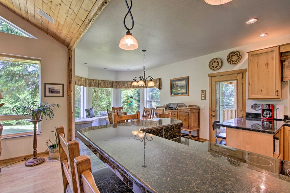 Serene South Bend Family Escape; Dogs Welcome House in Washington