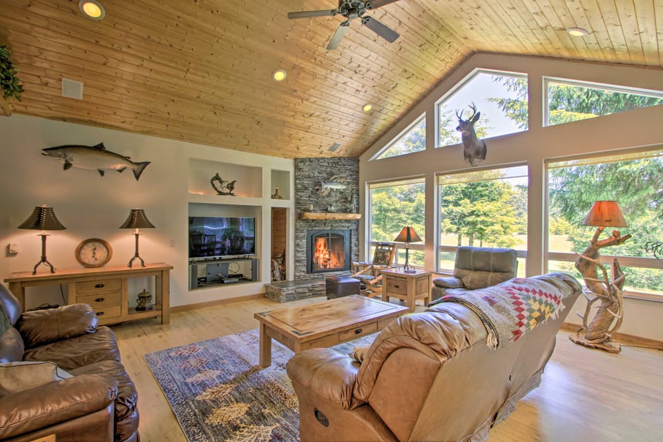 Serene South Bend Family Escape; Dogs Welcome House in Washington